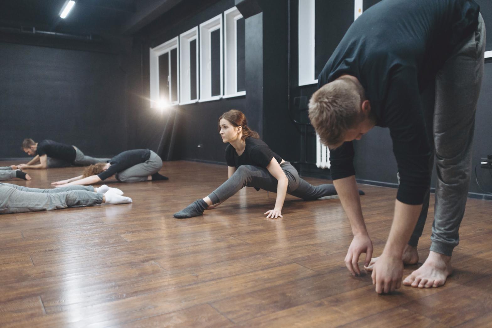 Entrenamiento profesional de gimnasia en instalaciones modernas